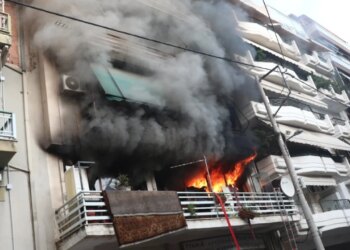 Foto/ Zjarr masiv në apartament në Greqi, banorët evakuohen; raportohet për shpërthime