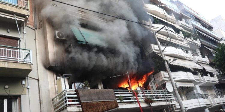 Foto/ Zjarr masiv në apartament në Greqi, banorët evakuohen; raportohet për shpërthime
