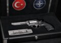 Fotolajm/ Publikohen pamjet e revoles unike, dhuratë që Erdogan u dha liderëve të NATO-s
