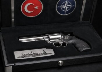 Fotolajm/ Publikohen pamjet e revoles unike, dhuratë që Erdogan u dha liderëve të NATO-s