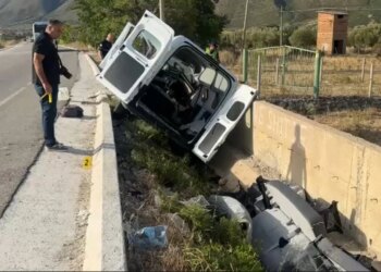 Furgoni me punëtorë del nga rruga në Vlorë; 52-vjeçari humb jetën, pesë të tjerë të plagosur; zbulohen identitetet