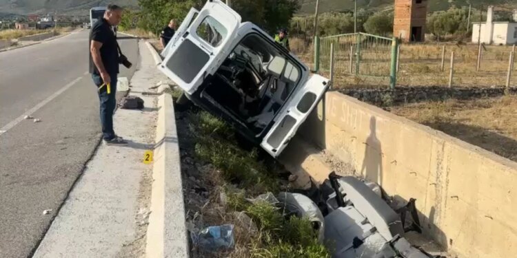 Furgoni me punëtorë del nga rruga në Vlorë; 52-vjeçari humb jetën, pesë të tjerë të plagosur; zbulohen identitetet