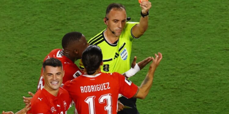 Futbolli botëror shpërthen ndaj arbitrit pas eliminimit të Zvicrës; kartoni i kuq i Embolos, çështje standardi me Argjentinën