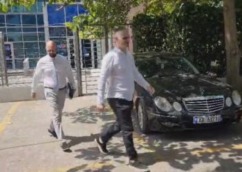 Gentian Gjyli paraqitet sërish në SPAK, ish-kreu i ARRSH i shoqëruar nga avokati mbrojtës
