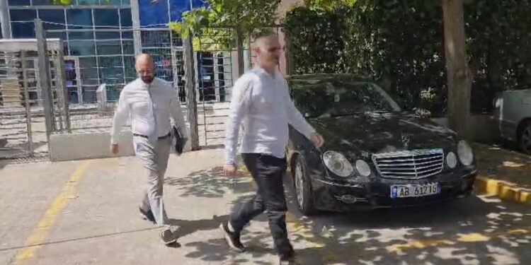 Gentian Gjyli paraqitet sërish në SPAK, ish-kreu i ARRSH i shoqëruar nga avokati mbrojtës