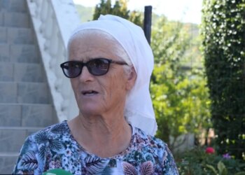Gjashtë dekada pasion për punë dore: Elbasan, 73-vjeçarja ruan traditën, end fijen në furkë, punon edhe me shtiza