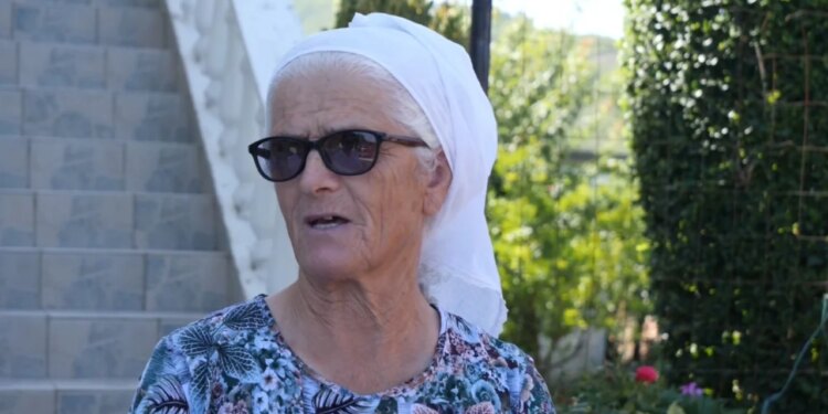 Gjashtë dekada pasion për punë dore: Elbasan, 73-vjeçarja ruan traditën, end fijen në furkë, punon edhe me shtiza