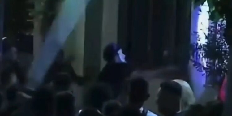 Gjatë mesnatës në komisariatin nr. 3 protestues të maskuar shkatërruan çfarë gjetën para dhe lënduan një police