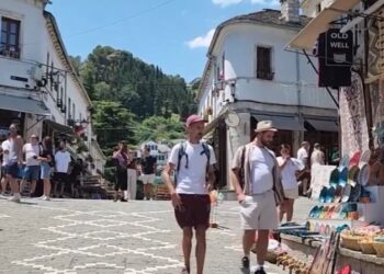 Gjirokastra, më pak turistë këtë sezon; operatorët: mungesa e aktiviteteve dhe parkimit ndikon tek vizitorët
