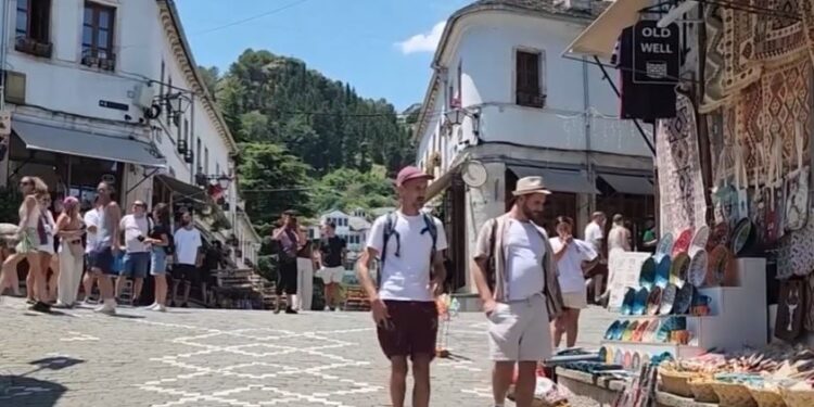 Gjirokastra, më pak turistë këtë sezon; operatorët: mungesa e aktiviteteve dhe parkimit ndikon tek vizitorët