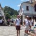 Gjirokastra, më pak turistë këtë sezon; operatorët: mungesa e aktiviteteve dhe parkimit ndikon tek vizitorët