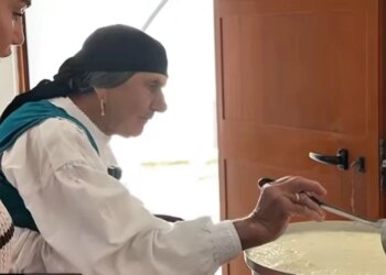 Gjyshja Pren mban gjallë traditën e djathit me napë, mahnit edhe turistët