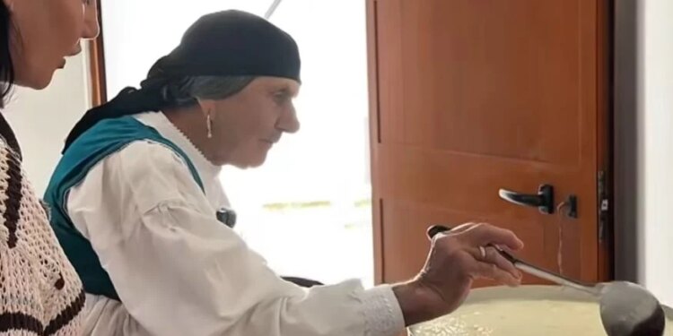 Gjyshja Pren mban gjallë traditën e djathit me napë, mahnit edhe turistët