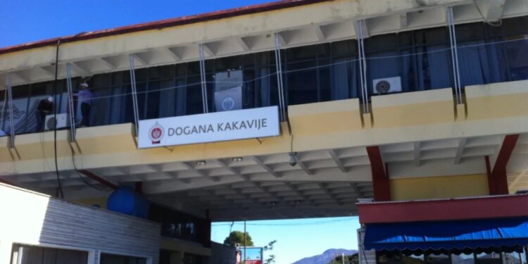 Greva e punonjësve grekë: Të hënën për 4 orë mbyllet kalimi në Kakavijë dhe Mavromat, vetëm këmbësorët kalojnë