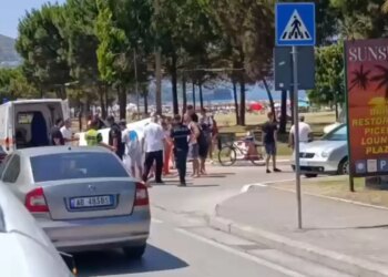 Grua e moshuar u lëndua duke zbritur nga urbani i linjës në Vlorë, transportohet me urgjencë në spital