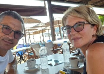 Gruaja që shpëtoi burrin kur u ça dritarja e avionit: Nëse vdesim, vdesim bashkë, e kapa nga këmbët
