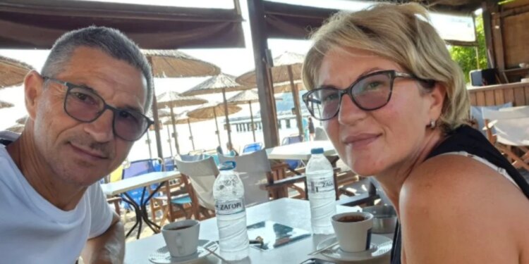 Gruaja që shpëtoi burrin kur u ça dritarja e avionit: Nëse vdesim, vdesim bashkë, e kapa nga këmbët