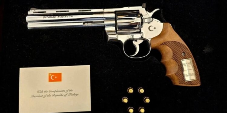 Historia dhe sekretet e armës që Erdogan i dhuroi liderëve të NATO-s: Çfarë është Gümüsay .357 Magnum?