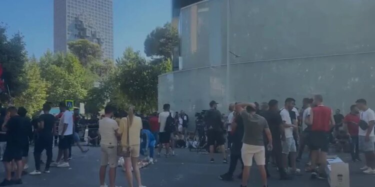 Hodhën sende të forta dhe mjete piroteknike ndaj Policisë; Arrestohen 2 protestues, 30 procedohen në gjendje të lirë