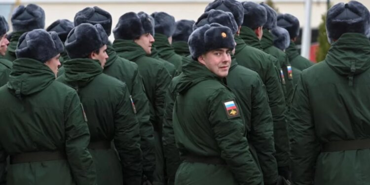 Humbje të mëdha dhe mungesë ushtarësh, Rusia rekruton me forcë burra për të luftuar në Ukrainë