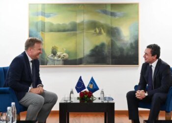 I dërguari i BE-së për dialogun Kosovë-Serbi mësyn pa lajmëruar, takim me Kurtin në zyrë, zbulohet arsyeja