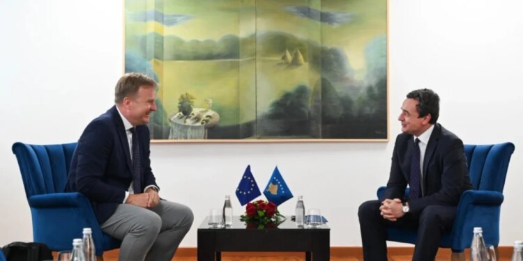 I dërguari i BE-së për dialogun Kosovë-Serbi mësyn pa lajmëruar, takim me Kurtin në zyrë, zbulohet arsyeja