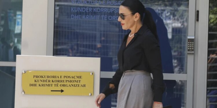 I komunikohet akuza, Belinda Balluku paraqitet në SPAK e shoqëruar nga avokati i saj