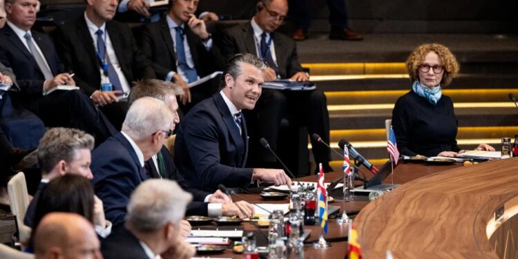I zemëruar me vendet e NATO-s, Trump shqyrtoi tërheqjen e mijëra trupave amerikane nga Evropa