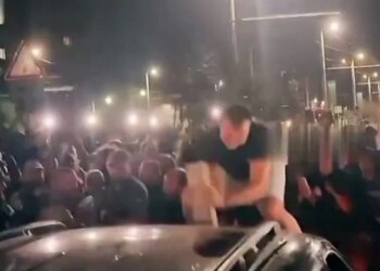 Incidente të egra mes civilëve e ushtarëve ukrainas në Lviv; i riu thyen xhamin e makinës me zemërim