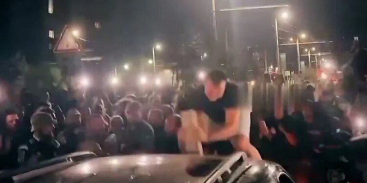 Incidente të egra mes civilëve e ushtarëve ukrainas në Lviv; i riu thyen xhamin e makinës me zemërim