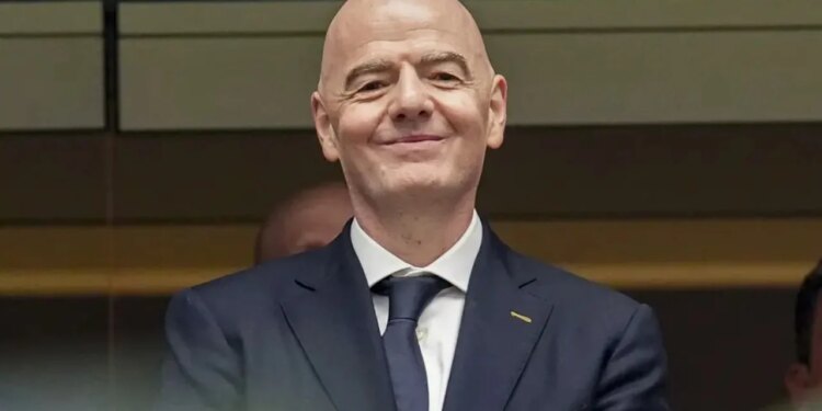 Infantino i papërshtatshëm për FIFA-n; shtohen kritikat, kryeministri britanik reagon për shitjen e të drejtave të Botërorit
