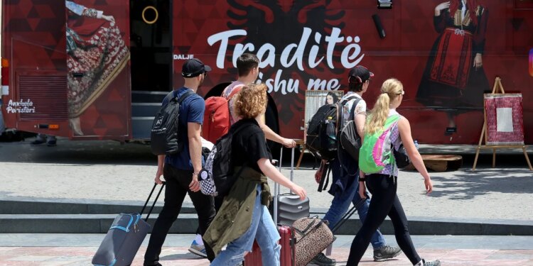Instat: Gjatë majit rritet numri i turistëve të huaj me 12.4 për qind, kryesojnë italianët