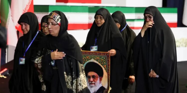 Irani nis ceremonitë mortore për Ajatollah Ali Khamenein; njoftohet për një seri ceremonish dhe çfarë do të ndodhë