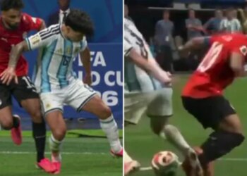 Ish-arbitri i Premier League kritikon vendimet në Argjentinë–Egjipt: VAR-i kishte dy standarde, golat të trajtoheshin njësoj