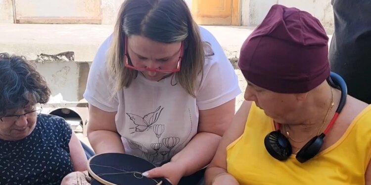 Izraelitët mësojnë artizanatin, turistët zgjedhin Gjirokastrën për të mësuar artin e qëndisjes nga afër