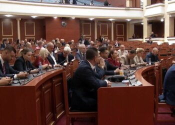 Jashtë vijojnë përplasjet mes protestuesve dhe policisë, Kuvendi nis seancën plenare të fundit të këtij sesioni