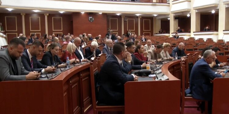 Jashtë vijojnë përplasjet mes protestuesve dhe policisë, Kuvendi nis seancën plenare të fundit të këtij sesioni