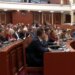 Jashtë vijojnë përplasjet mes protestuesve dhe policisë, Kuvendi nis seancën plenare të fundit të këtij sesioni