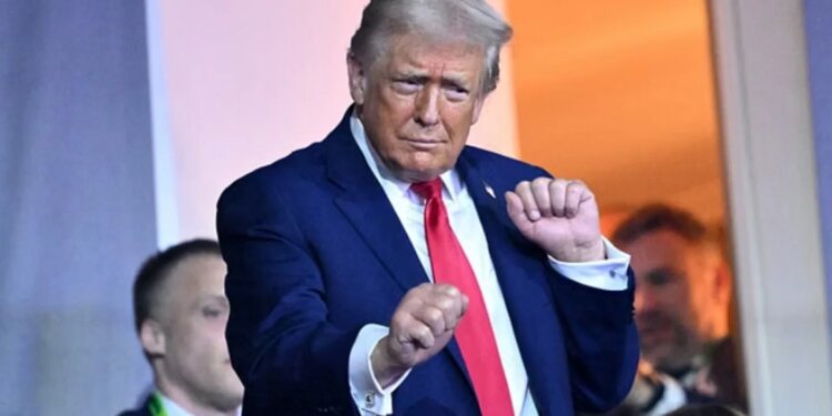 Jo vetëm ironitë dhe talljet, rrjeti po shpërthen edhe nga teoria e mallkimit Trump
