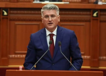 Ka bërë plane për të shpëtuar vatanin, satira e Agron Gjekmarkajt: Kronika zbulon Kryeministrin e qeverisë tranzitore