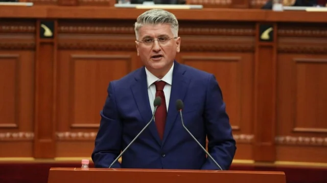 Ka bërë plane për të shpëtuar vatanin, satira e Agron Gjekmarkajt: Kronika zbulon Kryeministrin e qeverisë tranzitore