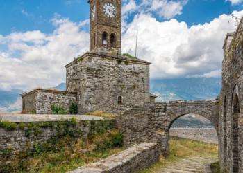 Kalaja e Gjirokastrës thyen rekordin me 100 mijë vizitorë në gjashtë muaj dhe mbetet më e vizituara