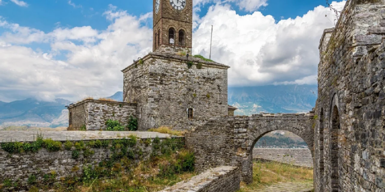 Kalaja e Gjirokastrës thyen rekordin me 100 mijë vizitorë në gjashtë muaj dhe mbetet më e vizituara