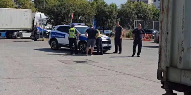 Kamioni përplas për vdekje këmbësorin në Portin e Durrësit; 62-vjeçari nga Kosova humb jetën