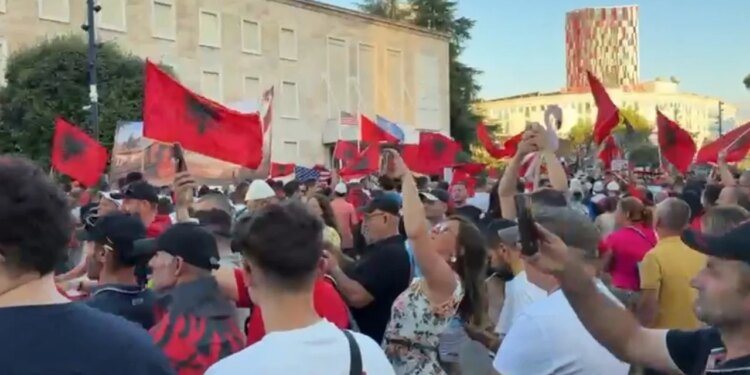 Kanadeze tek kreu PD: Berisha më vendosi emrin; u rrita jashtë, kumbari im notonte me paratë e Shqipërisë