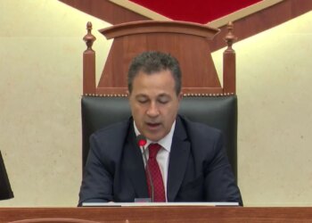 Kaos jashtë Kuvendit, protestues përplasen me policinë; nis seanca plenare dhe mbahet 1 minutë heshtje për akademikun Riza