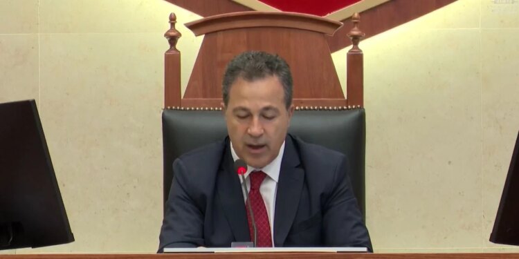Kaos jashtë Kuvendit, protestues përplasen me policinë; nis seanca plenare dhe mbahet 1 minutë heshtje për akademikun Riza