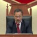 Kaos jashtë Kuvendit, protestues përplasen me policinë; nis seanca plenare dhe mbahet 1 minutë heshtje për akademikun Riza