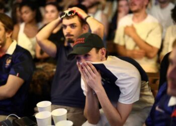 Kaos në Paris pas eliminimit të Francës nga Botërori, policia arreston 141 persona pas incidenteve rrugore