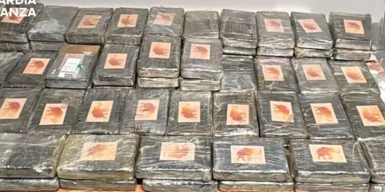 Kapet 111 kg kokainë e fshehur në kabinën e kamionit; tre të arrestuar në Itali, një shqiptar